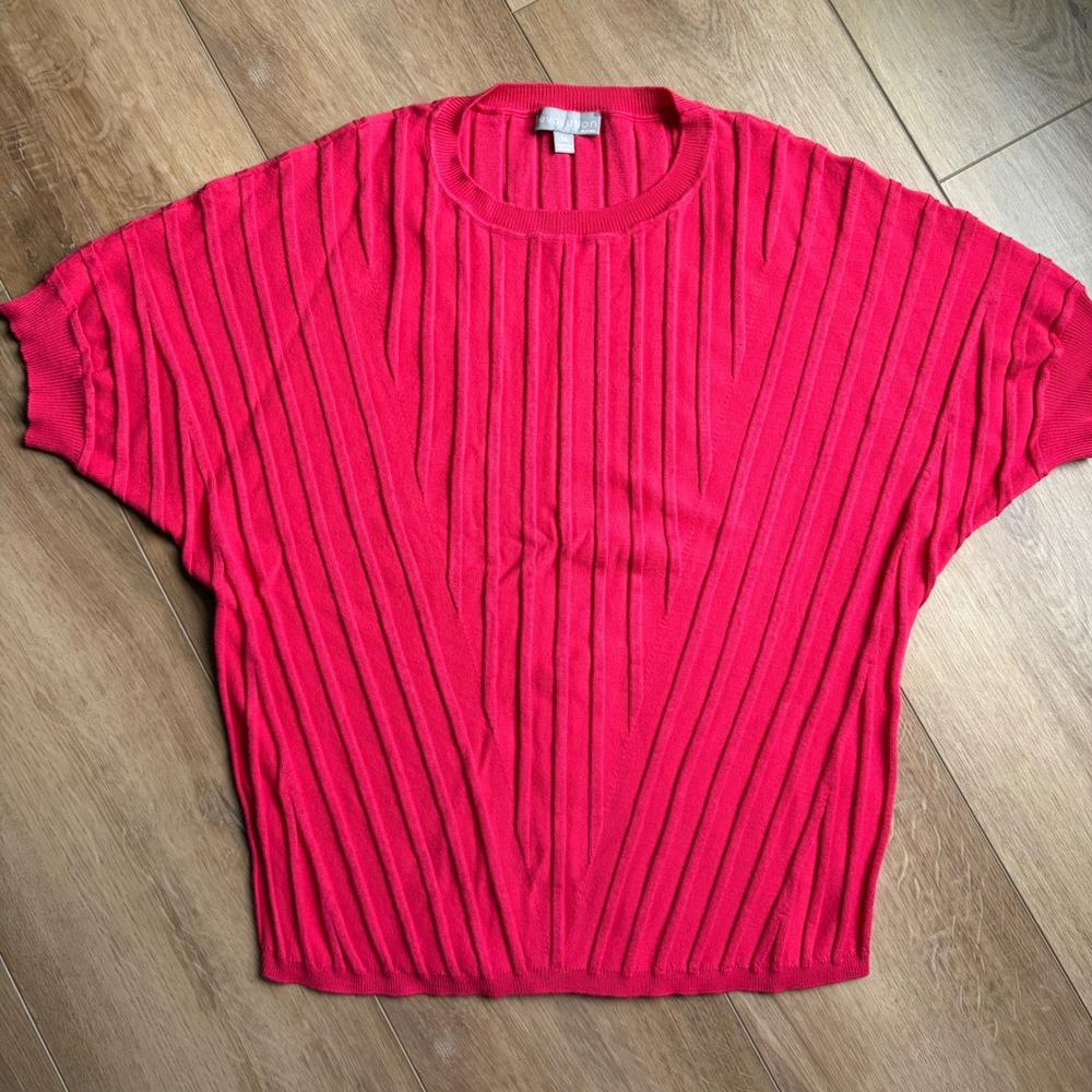 NWOT M @evolution by E.Y.I.S. Bright Red / Pink Ribbed Knit Short Sleeve Sweater